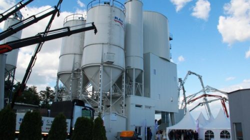 Silosy betoniarni RAK-BUD i pompy do betonu z rozłożonymi wysięgnikami