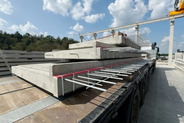Balkon prefabrykowany na elewacji budynku