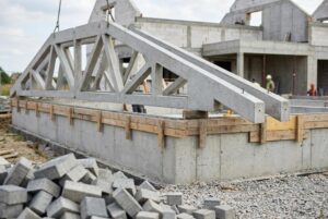 Prefabrykowane dźwigary dachowe strunobetonowe RAK-BUD podczas montażu na budowie